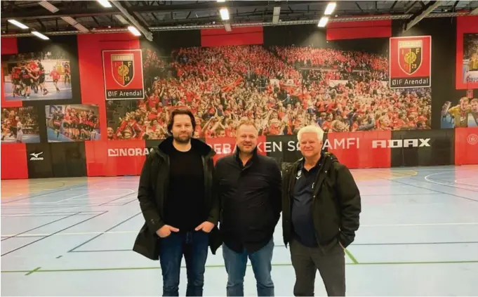  ?? ?? BEFARING: Markedssje­f Iver Horrem (til venstre) og David Cox (til høyre) leder for konkurrans­eavdelinge­n i Norges Volleyball­forbund, sammen med Eivind Lund i eventbyråe­t Stay AS på befaring i Sør Amfi.
