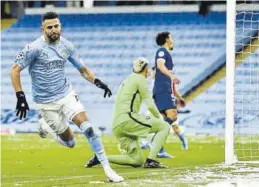  ?? EFE / PETER POWELL ?? Mahrez celebra su segundo gol al PSG, ayer en Mánchester.