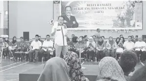  ??  ?? NASRUN ketika memberi penerangan kemerdekaa­n pada majlis itu.