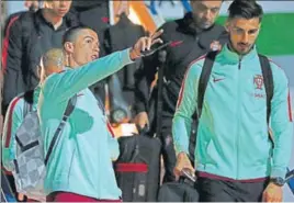  ?? AFP ?? Portugal’s Cristiano Ronaldo (L) gestures on arrival in Kazan, Russia on Wednesday.