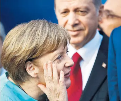  ??  ?? Der türkische Präsident Erdogan schaut ganz genau, was die deutsche Kanzlerin Merkel macht.