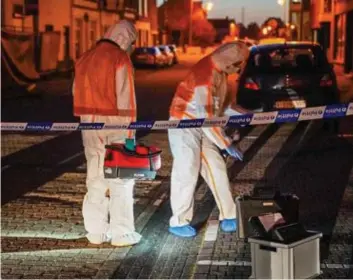  ?? FOTO ZB ?? De straat werd afgesloten en iedereen die binnen de perimeter woonde, mocht in eerste instantie niet naar huis.