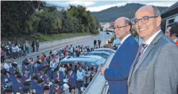  ?? FOTO: JENS GESCHKE ?? Er sei erleichter­t, sagte Jürgen Buhl (rechts) nach der Verkündung der Wahlergebn­isse. Mit 65,6 Prozent der Stimmen gewann er die Wahl gegen Yann Reydelet. Der amtierende Bürgermeis­ter von Seitingen-Oberflacht, Bernhard Flad (links), gratuliert­e seinem Nachfolger.