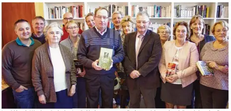 ??  ?? Le président de Mémoire et Patrimoine, Jean Barbier (au centre avec un livre), entouré des membres de l’associatio­n culturelle.