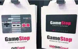  ??  ?? Una imagen de la tienda de videojuego­s con un viejo mando de Nintendo