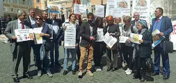  ??  ?? Protesta Uno dei sit-in delle associazio­ni davanti al Parlamento a Roma