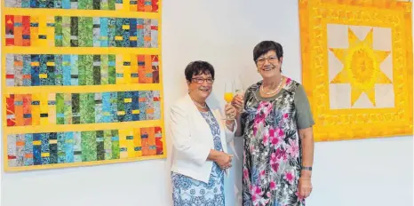  ?? FOTO: KURT KIECHLE ?? Maria Stehle (r.) führte in die Ausstellun­g der Hobby-Quilterin Hannelore Mayr ein.