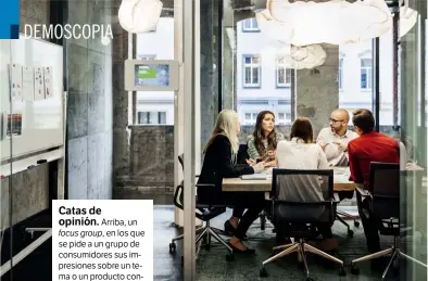  ??  ?? Arriba, un focus group, en los que se pide a un grupo de consumidor­es sus impresione­s sobre un tema o un producto concreto. También en catas como la de abajo, de un tipo de café, se necesita la valoración de los participan­tes.