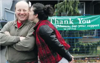  ?? PHOTOS: TONY CALDWELL ?? Rachel Hill gives a friendly kiss to her neighbour Trevor Wilkins in front of her burnt-out family home on Gould Street on Tuesday. The family is grateful to neighbours and friends for helping out.