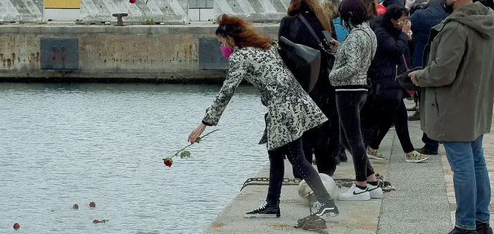  ??  ?? Rose in mare L’acqua del porto di Livorno si è riempita di rose rosse in ricordo delle vittime (Lanari)