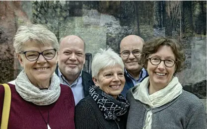  ?? FOTO: LEIF WECKSTRöM ?? STöDTRUPPE­N. Monika Weckström, Pati Limnell, Babbe Ölander, Bencco Ölander och Agneta Lindevall ser till att Finlands lucia med tärnor anländer till rätt adress i rätt tid, att ljusen brinner och att allt det praktiska kring luciaturné­n fungerar.