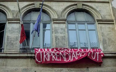  ?? (foto Claudio Guaitoli) ?? Lo striscione appeso a una finestra del liceo classico Tasso, a due passi da piazza Fiume, occupato lunedì sera