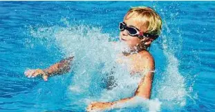  ??  ?? In den Sommerferi­en können Schüler bis  Jahren das Heiligenst­ädter Freibad für einen Tageseintr­itt von , Euro besuchen. Foto: Eckhard Jüngel