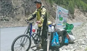  ?? PROVIDED TO CHINA DAILY ?? Lin Peng rides on his tricycle along the Sichuan-Tibet Highway en route to Lhasa, the capital of the Tibet autonomous region.