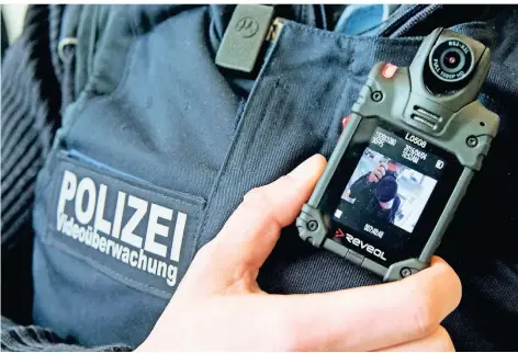  ?? FOTO: NIETFELD/DPA ?? Bodycams gelten sowohl als Mittel gegen Polizeigew­alt wie auch gegen Gewalt gegen Polizisten. Die Bundespoli­zei setzt sie seit Anfang 2019 ein.