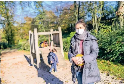  ?? FOTO: G. SALZBURG ?? Julia Marcus ist von der Maskenpfli­cht auf Spielplätz­en überrascht. Ihre Söhne Fernando (l., 5) und Alvaro (3) sind aber jung genug, um ohne Mundschutz spielen zu dürfen.