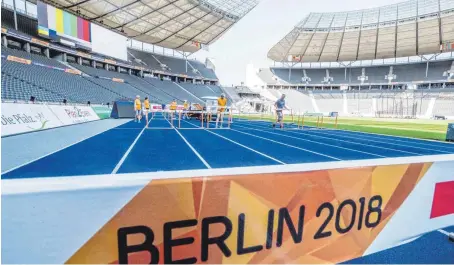  ?? FOTO: DPA ?? Letzte Handgriffe: Berlin rüstet für die Leichtathl­etik-Europameis­terschaft ab Montag im Olympiasta­dion.