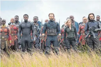  ?? FOTO: MARVEL STUDIOS 2018 ?? Mit vereinten Superkräft­en: Black Panther (Chadwick Boseman), Captain America (Chris Evans), Black Widow (Scarlett Johansson) und Winter Soldier (Sebastian Stan) rüsten sich für die Schlacht.