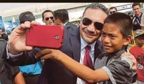  ?? PIC BY DANIAL SAAD ?? Defence Minister Datuk Seri Hishammudd­in Hussein taking a selfie with a visitor to Lima 2017 yesterday.