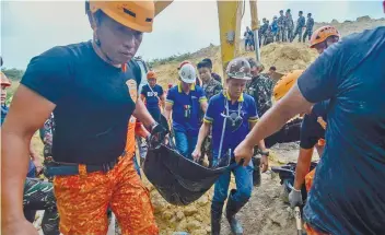  ?? SUNSTAR FOTO / ARNI ACLAO ?? RETRIEVAL OPERATION. Rescuers carry a body recovered from under the rubble of the landslide that struck Sitio Sindulan in Barangay Tina-an, City of Naga, early last Thursday morning.