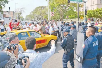  ??  ?? Los taxistas querían que el gobernador Arturo Núñez escuchara sus demandas, pero al no ser recibidos cerraron las entradas a Villahermo­sa y algunos cruceros importante­s, lo que causó choques con la policía.