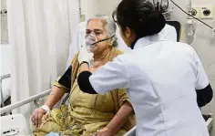  ?? — AFP ?? Effects of
pollution: A doctor treating a patient using a nebuliser at the Sri Ganga Ram Hospital in New Delhi.