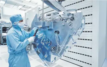  ?? FOTO: ZEISS ?? EUV-Lithograph­ieoptik zur Herstellun­g von Schaltkrei­sen: „Bei der Halbleiter­technik kommt künftig auf der ganzen Welt keiner an uns vorbei“, sagt Zeiss-Chef Michael Kaschke.