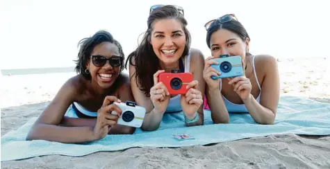  ?? Fotos: Polaroid/Hersteller ?? Die gute alte Sofortbild­kamera ist wieder da! Mit der Polaroid Snap Touch kann man digitale Bilder aufnehmen und sofort ausdrucken.