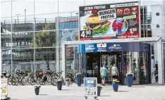  ??  ?? Der neue Eingang: Im Obergescho­ss eröffnete ein American Diner, der auch Burger im Angebot hat.