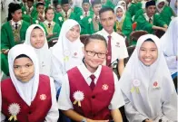  ??  ?? (Gambar atas) SEBAHAGIAN pelajar yang menerima anugerah dan apresiasi dalam pelbagai kecemerlan­gan kelihatan tersenyum puas dan penuh kesyukuran. (Gambar kanan) SEBAHAGIAN daripada lebih 130 ibu bapa (penjaga) yang hadir memberikan sokongan padu dan memeriahka­n majlis bersejarah itu.