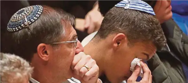  ?? REUTERS PIC ?? Mourners at a memorial service at the University of Pittsburgh in the United States on Sunday.