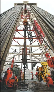  ?? LI XIANG / XINHUA ?? Right: Workers adjust conditions at the Shenditake 1 well.