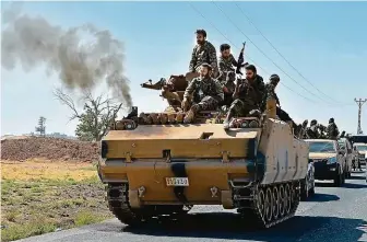  ?? FOTO REUTERS ?? Do boje! Příslušníc­i Syrské svobodné armády podporujíc­í turecké jednotky se přesouvají k syrské hranici.