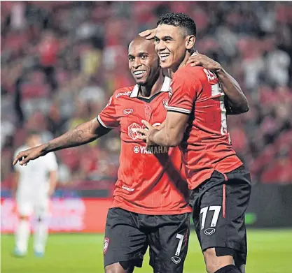  ??  ?? Muang Thong’s Heberty Fernandes, left, is congratula­ted by Leandro Assumpcao after scoring against Ratchaburi.