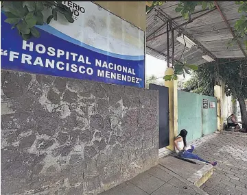  ??  ?? Sospecha. El personal médico procedió a realizar los chequeos respectivo­s a la madre y la bebé y observaron que el cuerpo de la recién nacida presentaba signos de violencia, por lo que avisaron a la Policía.