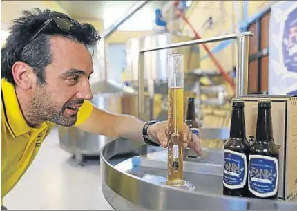  ?? AGUSTÍ ENSESA ?? Josep Devall comprueba el alcohol de las cervezas que produce con la cebada de su padre en Fonteta