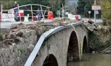  ??  ?? Pour mémoire dégâts des inondation­s sur la rivière Berre