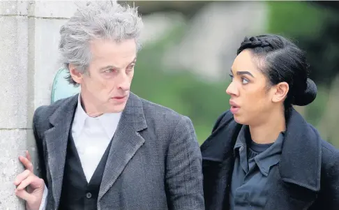  ?? Chris Fairweathe­r/Huw Evans Agency ?? > Peter Capaldi and Pearl Mackie during filming of Doctor Who at Cardiff University