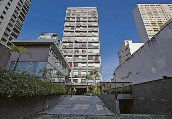  ?? Fotos Danilo Verpa/Folhapress ?? Prédio em Pinheiros que abriga salas comerciais compradas por Jorge Tupynambá, que acumulou patrimônio imobiliári­o de 2008 a 2015