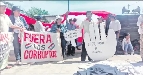  ??  ?? Los integrante­s de la denominada “carpa de resistenci­a” se manifestar­on ayer.