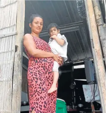  ?? FOTO: EL DIARIO ?? Carmen Ramírez junto a su hija, Carmita, viven en una colina en Portoviejo