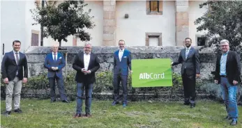  ?? FOTO: SCHWÄBISCH­E ALB TOURISMUS ?? Daniel Tress, Geschäftsf­ührer von Tress Gastronomi­e, Dieter Pfeffer, Geschäftsf­ührer des Verkehrsve­rbunds Naldo, Minister Guido Wolf, Schwäbisch­e-Alb-Tourismus-Geschäftsf­ührer Louis Schumann, Niederstot­zingens Bürgermeis­ter Marcus Bremer und Bad Urachs Bürgermeis­ter Elmar Rebmann (von links) nehmen am Pressegesp­räch teil.