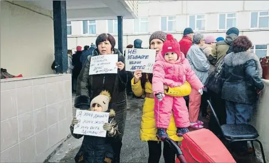  ?? MAXIME POPOV / AFP ?? Protesta. Vecinos de Volokolams­k se manifiesta­n contra el vertedero. Abajo, Alexander Chuprakov, vicegobern­adorde la Provincia de Moscú