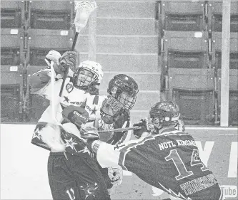  ?? BOB TYMCZYSZYN THE ST. CATHARINES STANDARD ?? Niagara Thunderhaw­ks contain Welland Generals’ Talon Badawey (11) in junior B lacrosse in Welland.