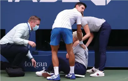  ?? FOTO: AL BELLO ?? Novak Djokovic diskades i US Open efter att ha träffat en linjedomar­e med en boll han slog i väg i vredesmod.