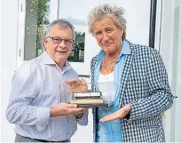  ??  ?? Railway Modeller magazine editor Steve Flint with Sir Rod Stewart.