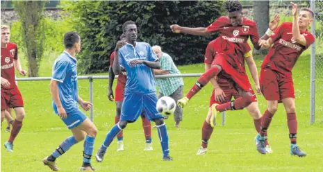  ?? FOTO: HKB ?? Der FV Möhringen (rote Spielkleid­ung) war gegen den FC Neustadt II klar überlegen und feierte einen verdienten 5:1-Sieg. Mit diesem Erfolg schaffte der FVM auch den Klassenerh­alt, während die Gäste in die Kreisliga B absteigen. Weitere Bilder unter...