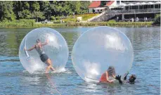 ?? FOTO: WOLFGANG HEYER ?? In Wasserbäll­en kann man beim Altstadt- und Seenachtfe­st auf den Stadtsee.