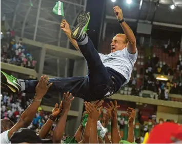  ?? Foto: afp ?? Der weiße Afrikaner: Die Nigerianer tragen Gernot Rohr nach dem 1:0 Sieg über Sambia auf Händen. Gazzetta dello Sport.