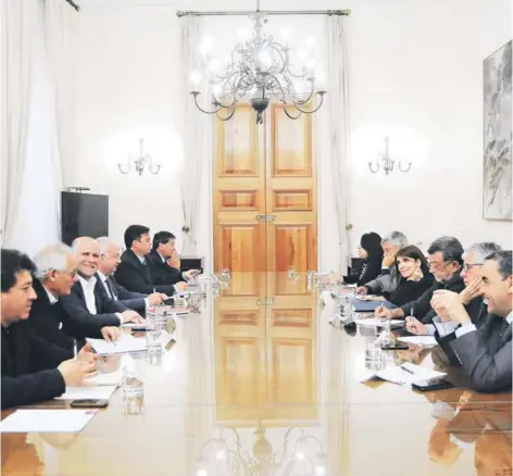  ?? FOTO: AGENCIAUNO ?? Los presidente­s de la Nueva Mayoría junto a los ministros, en comité político de La Moneda.